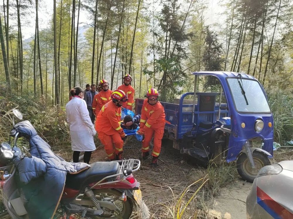 夫妻山中遇险，消防紧急救援行动展开营救