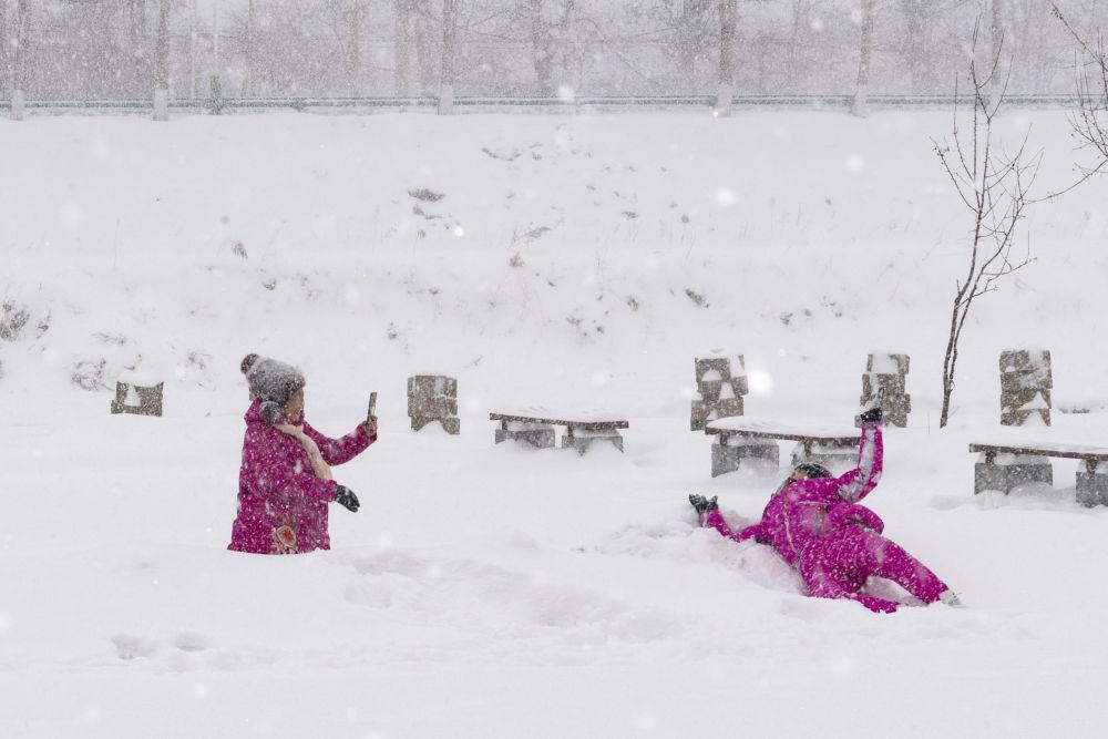 鹤岗破纪录暴雪，乘客雪中推公交的壮观景象