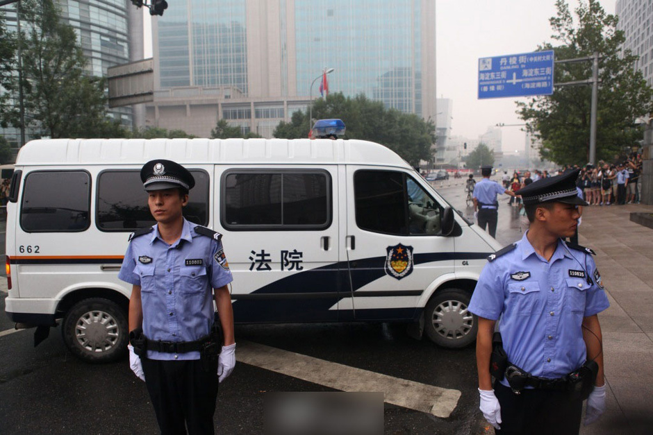 押送李铁的警车驶入法院，法治精神的体现与社会正义的彰显时刻