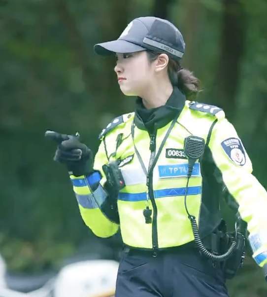 杭州执勤女骑警神似贾静雯，美丽与力量并存的女骑警风采