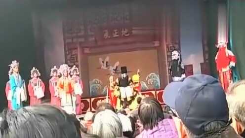 豫剧演员的无实物表演，舞台之上的吃席艺术与超越魔力的演绎