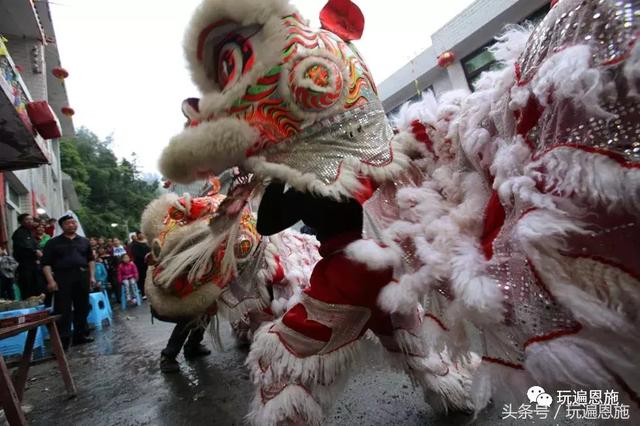 舞狮老将的深厚情感，对老伙伴的不舍与尊敬