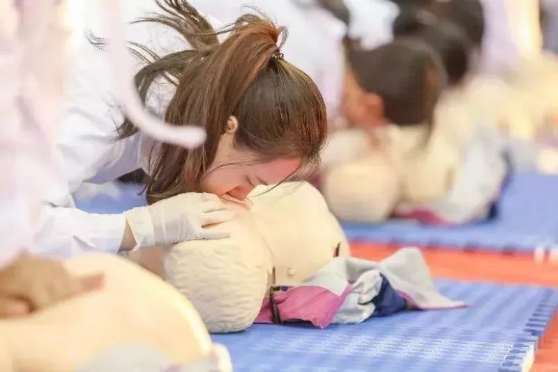 女儿化妆出门日，家人温馨等待时