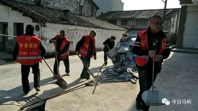 村民齐心协力清扫回村路，迎接归乡人的温馨归来