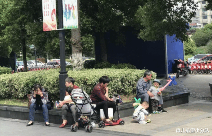 传统与现代交融，老人屋顶撒红包雨，爱的传递与表达