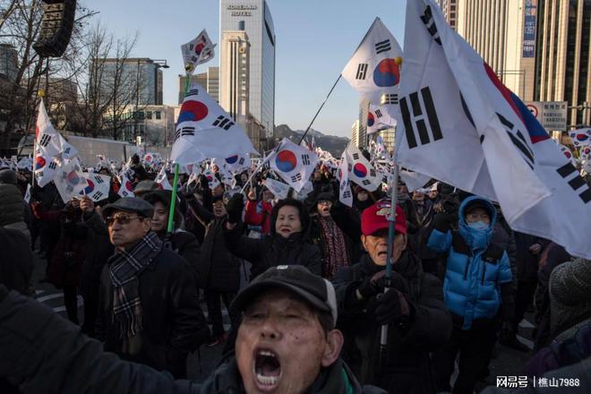 自由与正义的呼声，韩国民众雨中集会要求释放尹锡悦