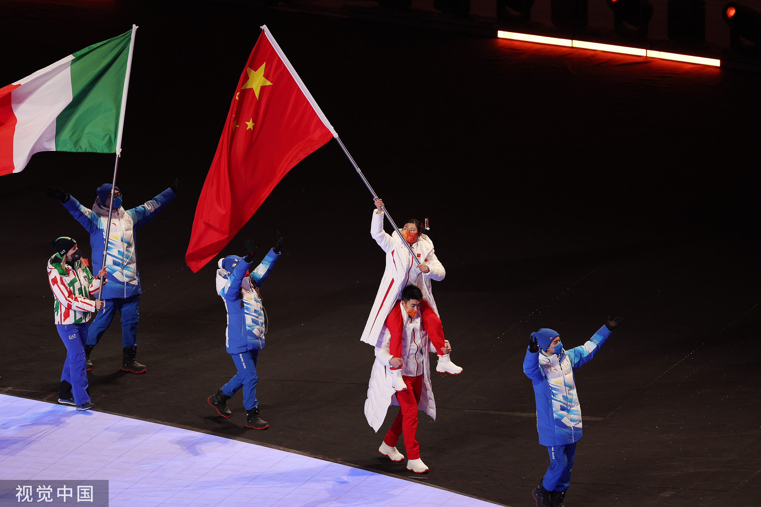 徐梦桃举国旗入场，荣耀瞬间，民族骄傲时刻