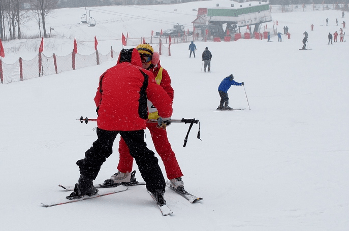 滑雪事故频发，医院惊现滑雪人群受伤男子