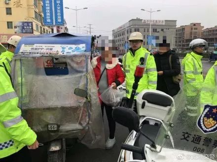 雪后道路清理挑战，交警迅速行动维护交通秩序