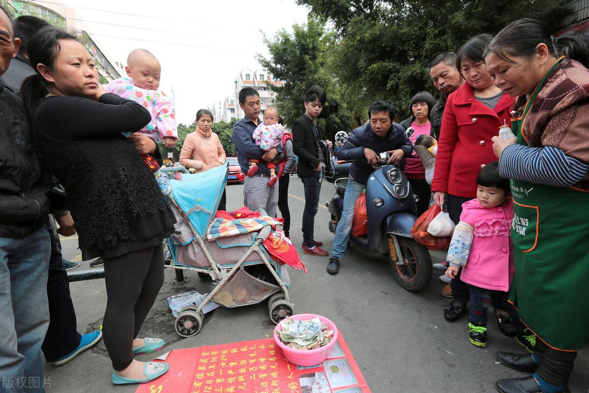 高铁站女生行李安全守护的温暖接力